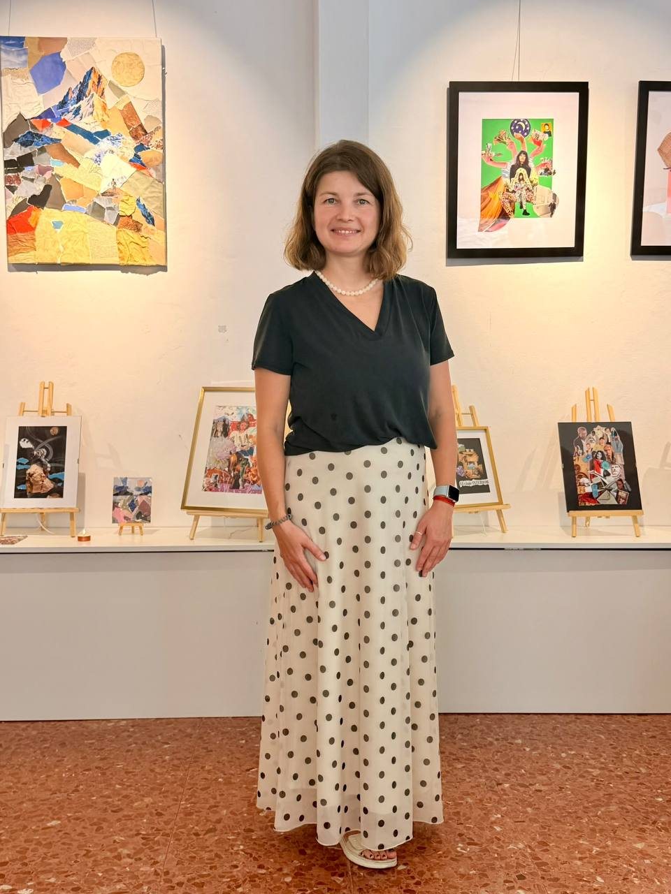 Арина Жакина на выставке коллажей